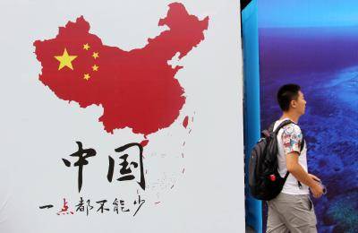 A poster showing a map of China, including Taiwan and the South China Sea, appeared in Weifang on 14 July 2016. Photo via Getty Images.