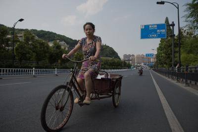 A woman drives her tricycle in Hangzhou before the G20 summit. Photo by Getty Images.