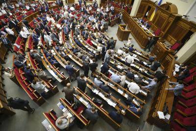 Ukrainian MPs vote on anti-corruption legislation in the parliament in Kyiv. Photo via Getty Images.