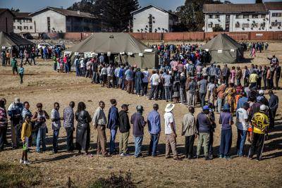 People queue in order to cast their ballot outside a polling station located in the suburb of Mbare in Zimbabwe's capital Harare, on 30 July 2018. Photo: Luis Tato/AFP/Getty Images.