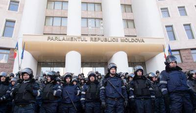 Police block the Moldovan parliament building during anti-government protests in 2016. Photo: Getty Images.