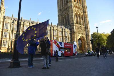 People wave an EU flag outside Parliament in Westminster. Photo: Getty Images.