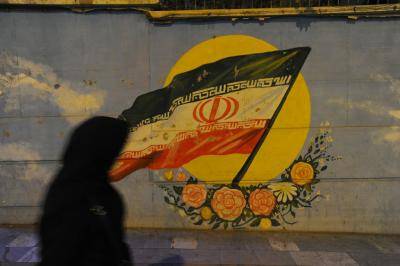 An Iranian flag painted on a wall in Tehran. Photo: Getty Images.
