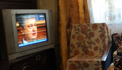 A television broadcast of the inauguration of Ukrainian President Petro Poroshenko in 2014. Photo: Getty Images.