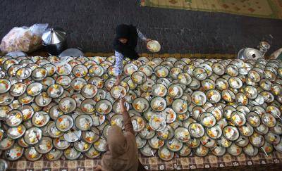 Indonesian Muslims prepare foods for iftar at the Jogokariyan Mosque on 3 June 2017 in Yogyakarta, Indonesia. Photo: Sijori Images / Barcroft Images / Barcroft Media via Getty Images.