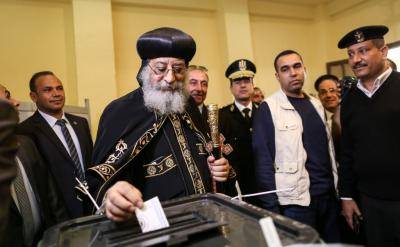 Pope Tawadros casts a vote in Egypt's 2018 presidential election. Photo: Getty Images.