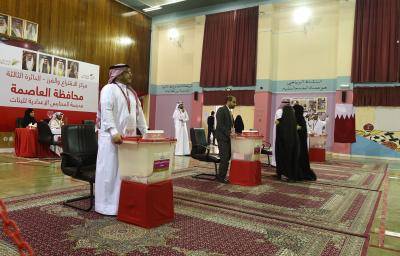 Bahraini election officials wait for voters at a polling station in Manama. Photo: Getty Images.