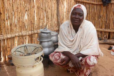 A user of LPG distributed through UNHCR’s SEED programme in the Diffa region of Niger. Photo: Louise Donovan, UNHCR Niger.
