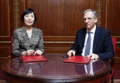 Deputy Governor of the People's Bank of China Hu Xiaolian and Deputy Governor of the Bank of England John Cunliffe sign a memorandum of understanding on Renminbi clearing and settlement in London in 2014. Photo: Getty Images.