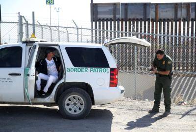 A US Border Patrol agent detains migrants at the border in El Paso, Texas. Photo: Getty Images.