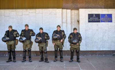 Ukrainian special forces soldiers stand guard in front of the Central Electoral Commission in Kyiv on 1 April. Photo: Getty Images.