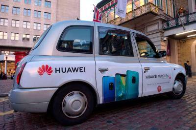 A London taxi advertises Huawei products. Photo: Getty Images.