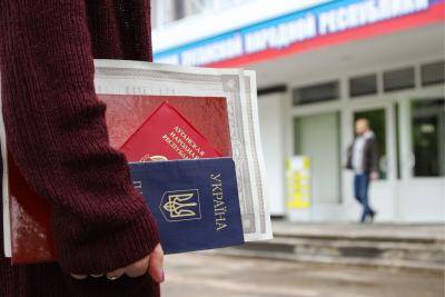 A person with passports of the Luhansk People's Republic and Ukraine enters a centre for issuing Russian passports in Luhansk. Photo: Alexander Reka\TASS via Getty Images.