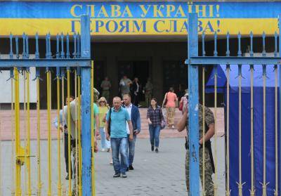 People exit the Central Election Commission in Kyiv. Photo: Getty Images.