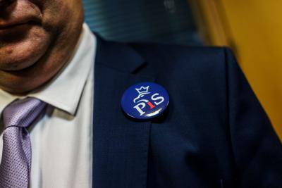 The button of a PiS supporter on election day. Photo: Getty Images.