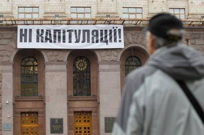 A banner reading 'No capitulation!' is unfurled above the entrance to the city hall in Kyiv as part of protests against implementation of the so-called Steinmeier Formula. Photo: Getty Images.