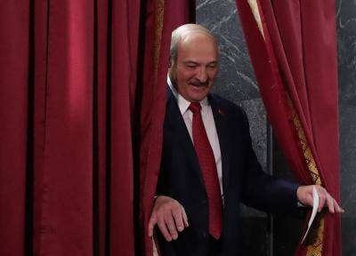 Alexander Lukashenka leaves a voting booth on 17 November. Photo: Getty Images.
