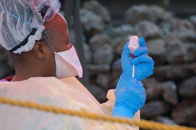 A nurse prepares a vaccine against Ebola in Goma in August 2019. Photo: Getty Images.