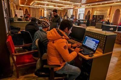 Kashmiri students use the internet at a tourist reception centre in Srinagar, after internet facilities were suspended across the region in December 2019. Photo: Getty Images.