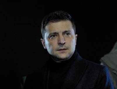 Volodymyr Zelenskyy attends a ceremony welcoming Ukrainians who were freed by pro-Russian rebels during a prisoner exchange. Photo: Getty Images.