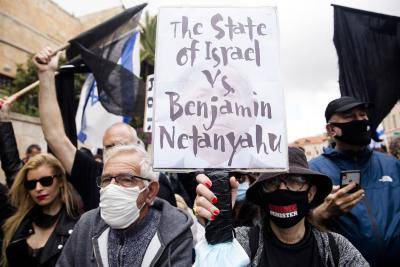 Israelis protest against Benjamin Netanyahu, who denies charges of bribery, fraud and breach of trust. Photo by Amir Levy/Getty Images.