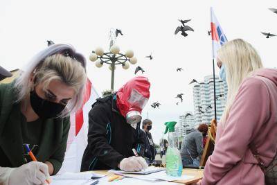 Activists gather citizens' signatures in support of Nikolai Kozlov's candidacy in the 2020 Belarusian presidential election. Photo by Natalia Fedosenko\TASS via Getty Images.
