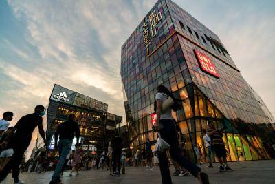 Chinese shoppers outside a shopping centre in Beijing as China emerges from the COVID-19 pandemic. Photo: Getty Images