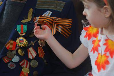 World War II veteran Ivan Timchenko, 103, with his granddaughter in Baku, Azerbaijan during the 75th anniversary of the Allied victory. Photo by Aziz Karimov/Getty Images.