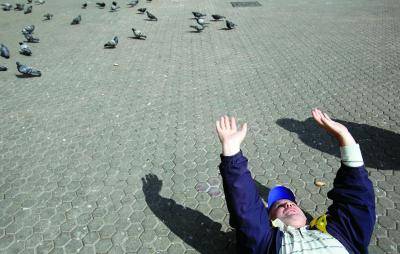 A man reacts during a live transmissio</body></html>