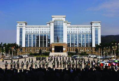 Police guard a government buildi</body></html>