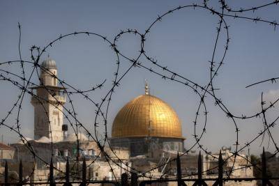 The Dome of the Rock Mosque in the Al Aqsa Mosque compou</body></html>