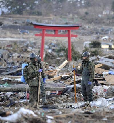 Japanese soldiers at an earthquake and tsunami-hit area in Kes</body></html>