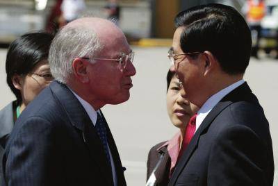 John Howard (L) with Chinese President Hu Jintao (R)
