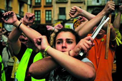 People protest in front of the City Hall of Pamplona, northern Spain</body></html>