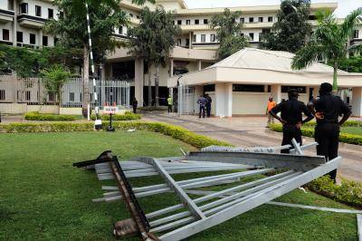 Policemen stand backing the ga</body></html>