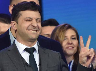 Ukrainian comedian and presidential candidate Volodymyr Zelensky makes the V for victory sign during a presidential electi</body></html>